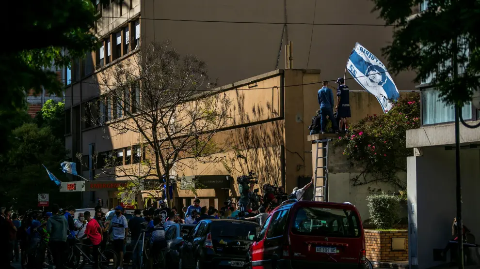 Decenas de aficionados aguardan la llegada de Maradona a la clínica donde será operado.