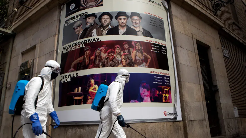 Operarios desinfectan el Teatro Principal de Zaragoza en abril.