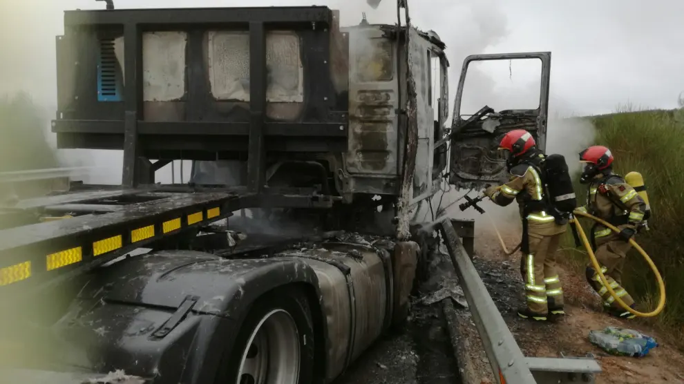 Estado en que ha quedado el camión siniestrado después de que los bomberos apagaran el incendio.
