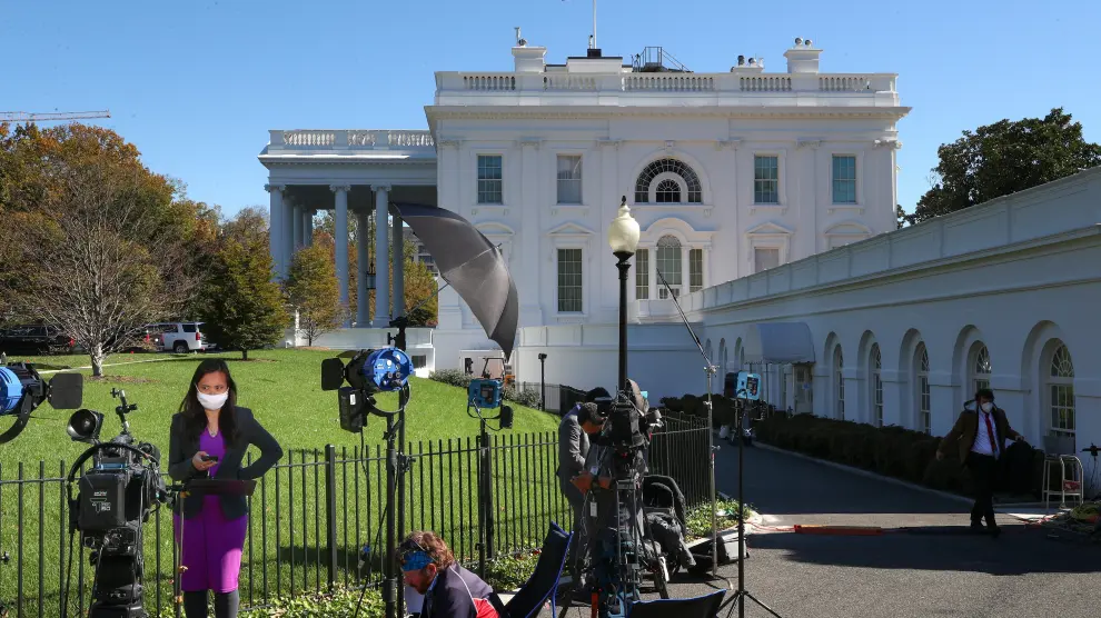 Algunos periodistas apostados a las puertas de la Casa Blanca