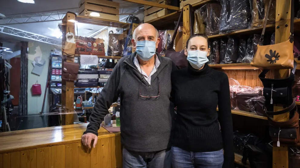 Carlos y Marimar Berdejo, en la tienda de productos de guarnicionería.