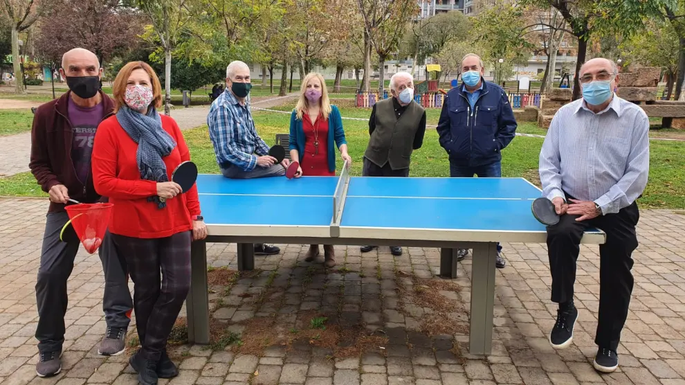 El grupo de amigos mayores de 60 años que suelen practicar el tenis de mesa en el parque Bruil de Zaragoza.