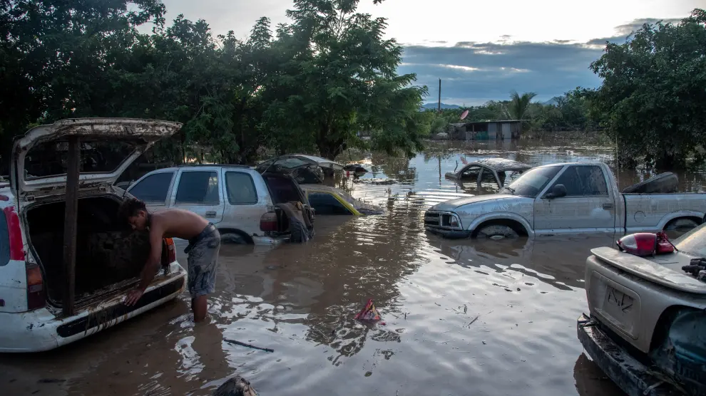 07 November 2020, Honduras, San Pedro Sula: Cars are seen partially submerged in flood waters along a highway in San Pedro Sula, days after Hurricane Eta hit the region. More than 360,000 people were reported to have been affected by Hurricane Eta in Honduras, where the Ulua and Choluteca rivers overflowed their banks, requiring the evacuation of thousands of people. Photo: Seth Sidney Berry/SOPA Images via ZUMA Wire/dpaSeth Sidney Berry/SOPA Images vi / DPA07/11/2020 ONLY FOR USE IN SPAIN [[[EP]]] 07 November 2020, Honduras, San Pedro Sula: Cars are seen partially submerged in flood waters along a highway in San Pedro Sula, days after Hurricane Eta hit the region. More than 360,000 people were reported to have been affected by Hurricane Eta in Hond
