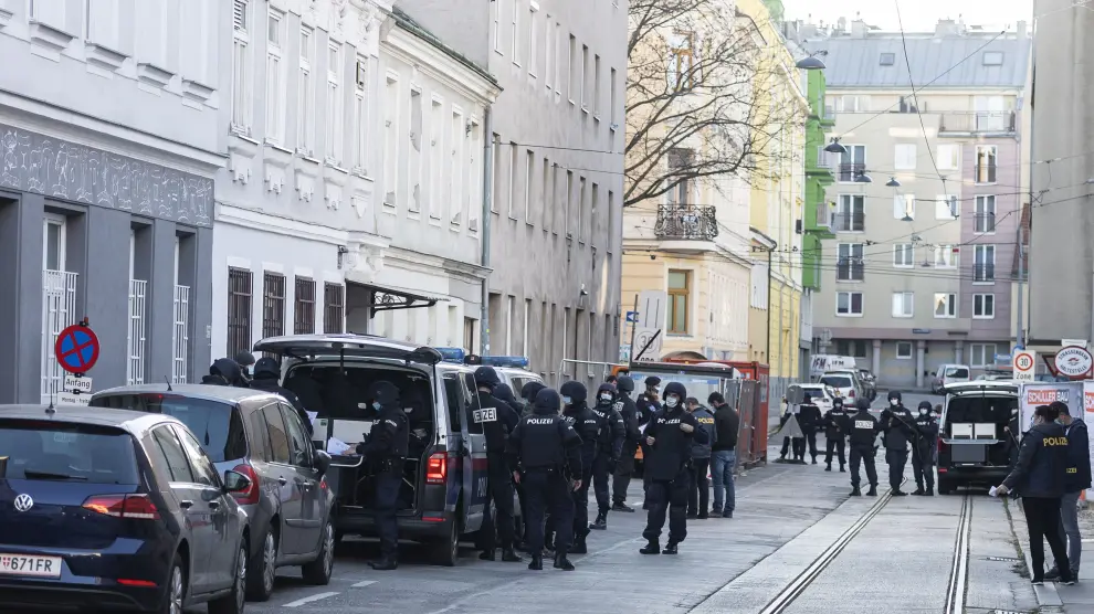 Policías armados durante una redada en una mezquita en Viena, el viernes.