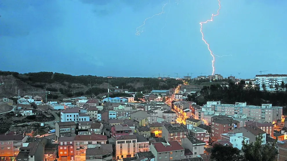 Metereologia, clima, tiempo, tormenta, aparato electrico, rayo. Tormenta con rayos en Teruel. Foto Antonio Garcia. 24-05-08 [[[HA ARCHIVO]]]