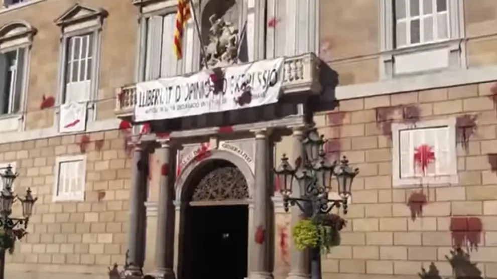 La fachada de la Generalitat tras el ataque con pintura roja en protesta por las restricciones.