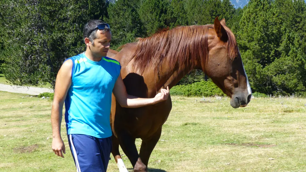 Quique Arcas montó su negocio de paseos a caballo en Saravillo en 2017.