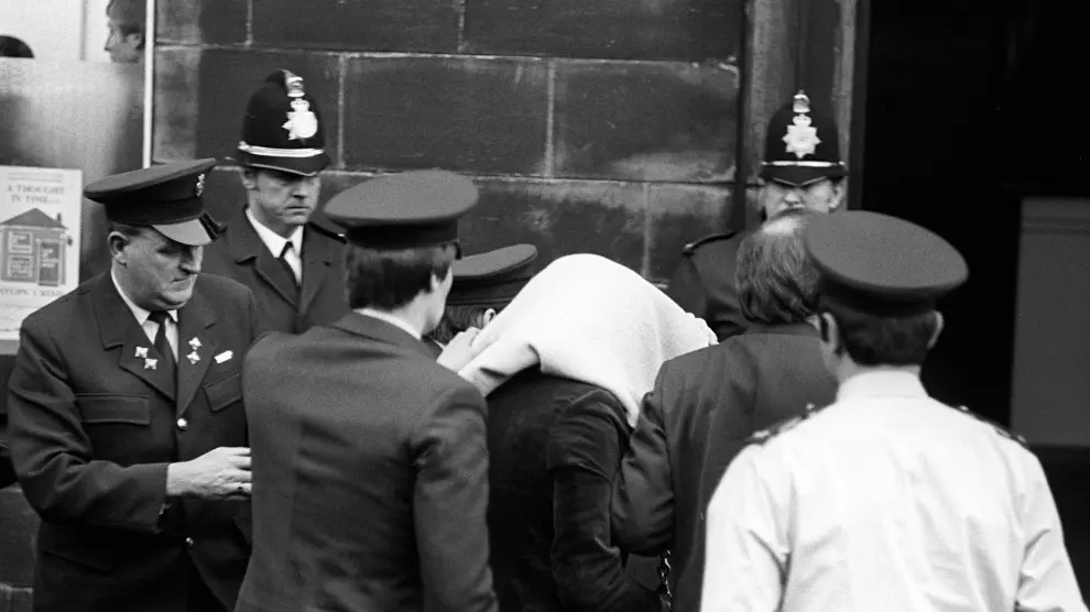 Una imagen del destripador de Yorkshire, Peter Sutcliffe (en el centro), acusado de asesinar a 13 mujeres e intentar matar a otras siete, a su llegada a los juzgados el 20 de febrero de 1981.