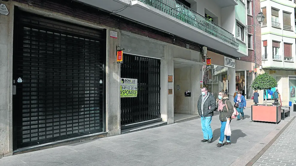Algunos comercios cerrados salpican ya la céntrica calle de San Juan de Teruel.