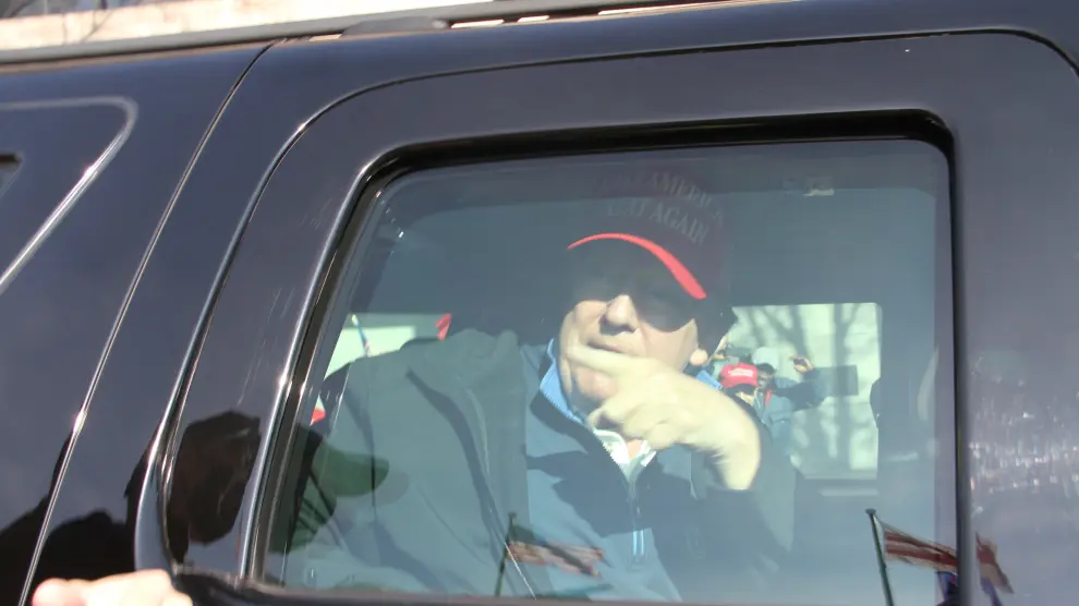 Trump saludando desde el coche a sus seguidores