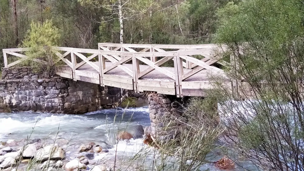Una riada de este otoño ha dañado el puente del Fresno, en el valle de Ordesa, que usan tanto senderistas como los vehículos de los trabajadores del Parque para labores de mantenimiento.