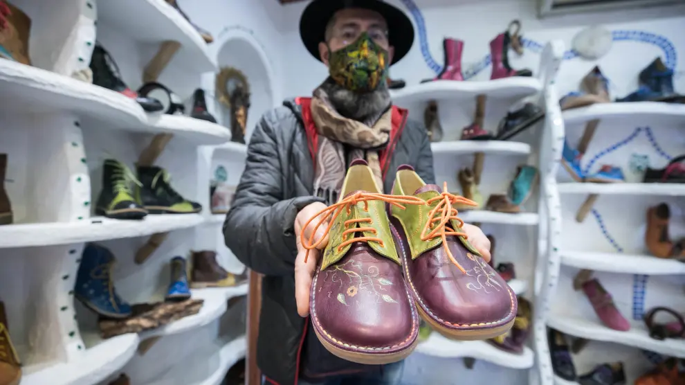Anastasio Figueroa muestra un par de zapatos artesanales.