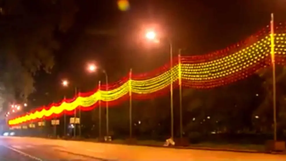 Pruebas de iluminación de la controvertida bandera de España en Recoletos.