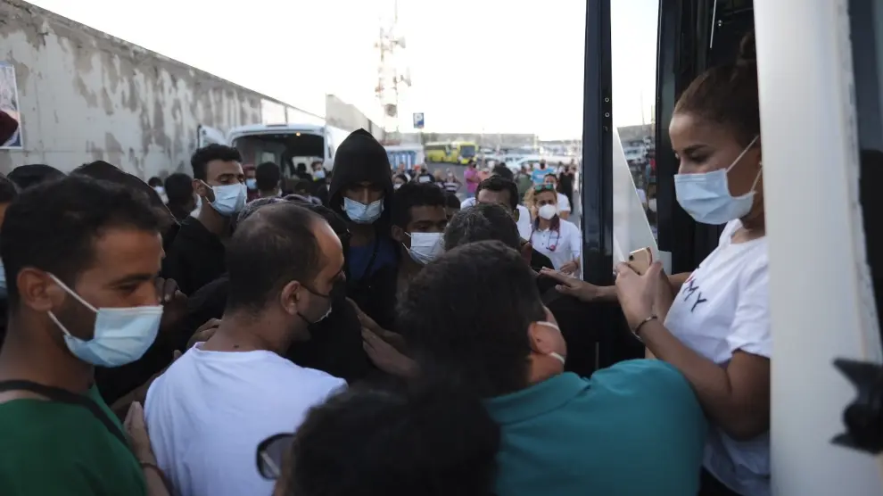 Más de 200 inmigrantes salen del campamento de Arguineguín (Gran Canaria)