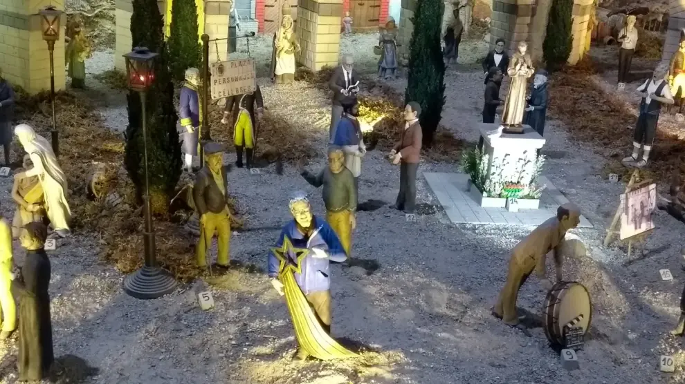 Manolo Campo, con la estrella de Navidad, en la Plaza de Personajes Célebres del Belén.