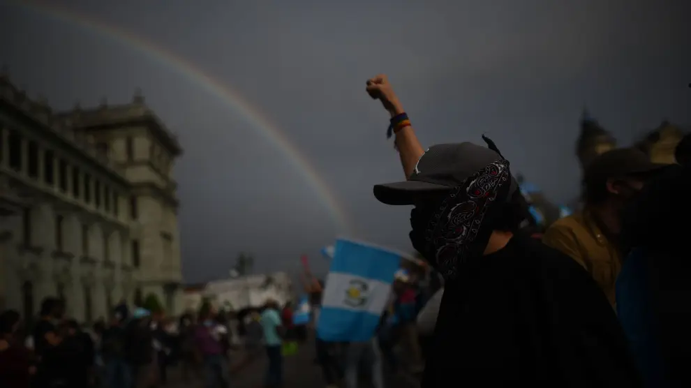Cientos de guatemaltecos vuelven a manifestarse contra Gobierno de Giammattei