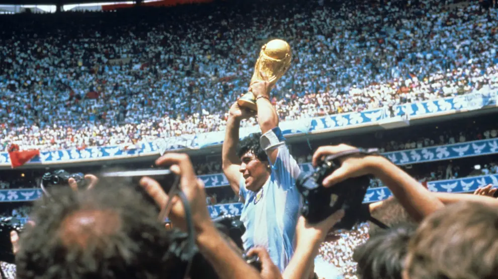 Maradona, con la Copa del Mundo tras derrotar la selección argentina a Alemania por tres goles a dos, en la final el 29 de junio de 1986 disputada en el estadio Azteca en Ciudad de México (México).