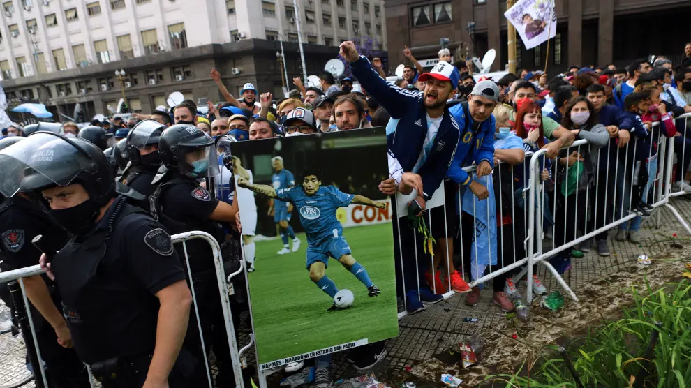 Disturbios al final del velatorio de Maradona