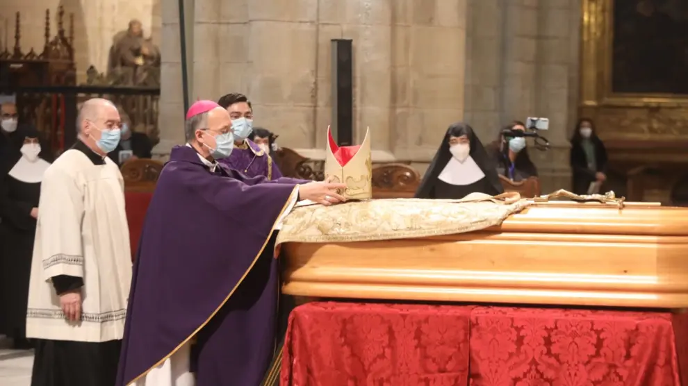 El obispo de Huesca colocó una casulla y una mitra en el féretro. También se le impuso el báculo pastoral y el evangelio.