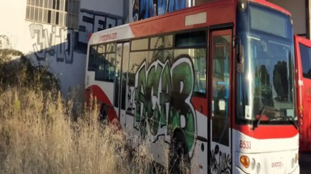 Uno de los autobuses dañados por el grafitero detenido en Huesca.