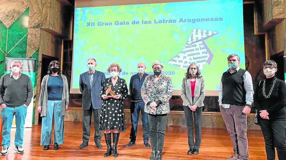 Ángela Abós posa con el galardón junto a los miembros de la junta de la AEE