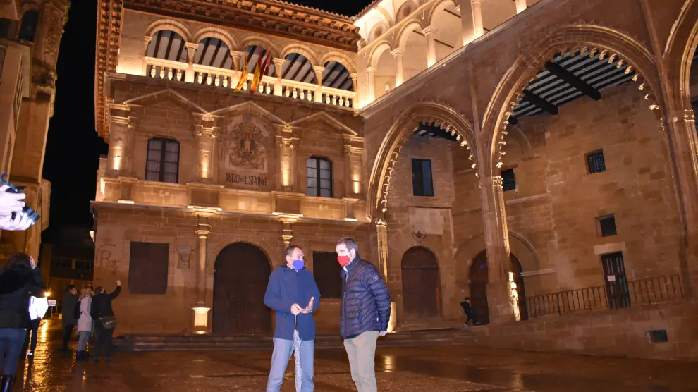 Ignacio Urquizu -a la derecha-, con Ignacio Belanche, delante del conjunto monumental.