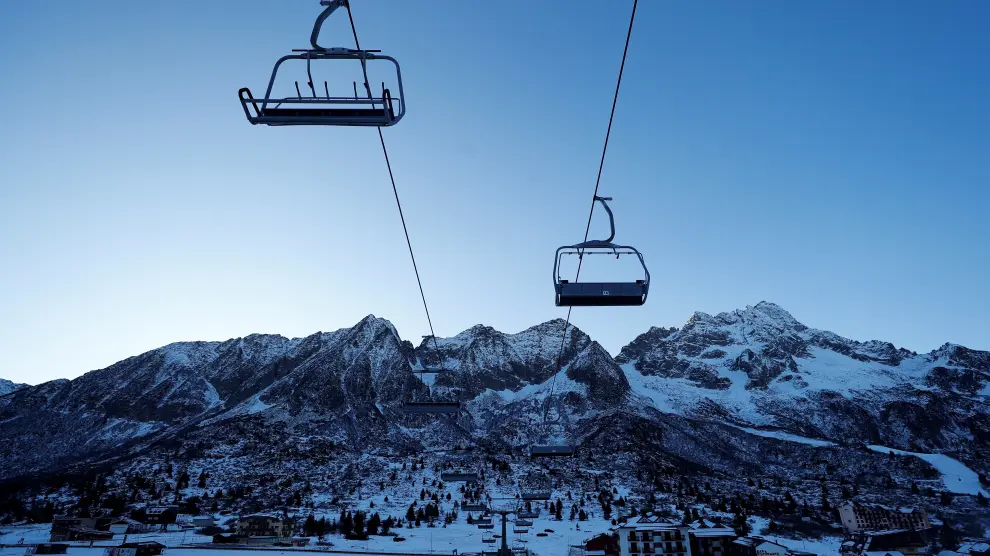 Un estación de esquí cerrada en los alpes dolomitas.