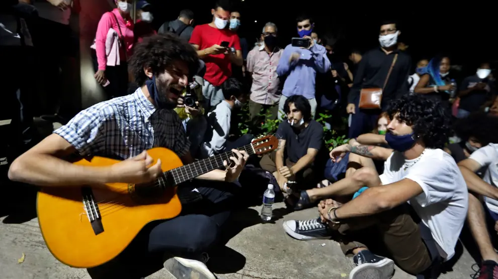 Varios jóvenes cantan en la protesta pacífica ante el Ministerio de Cultura de Cuba.