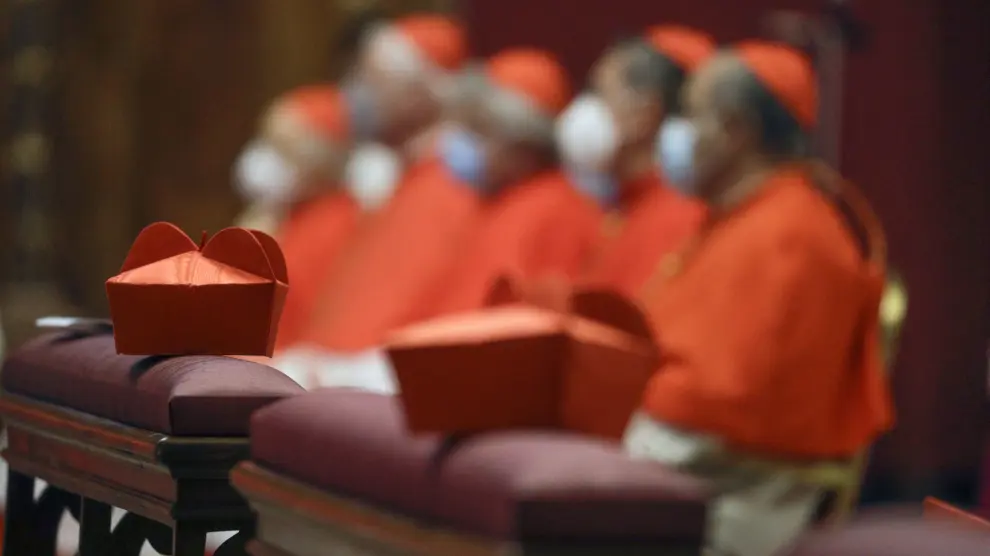 El papa Francisco celebra la misa en la basílica de San Pedro ante los nuevos cardenales.