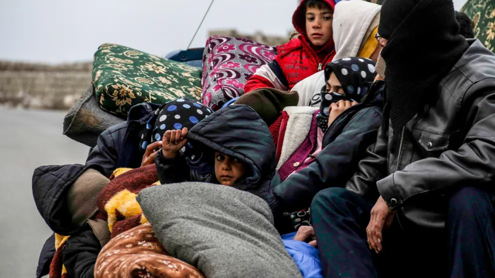 Padres e hijos a la intemperie, huyendo de las matanzas en Siria.