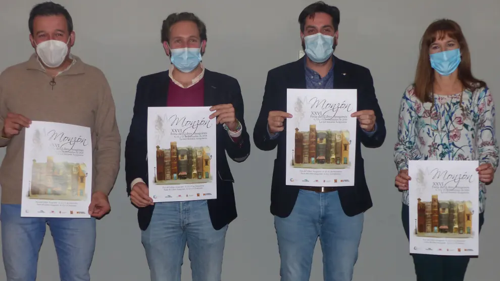 Alvaro Palau, Isaac Claver, Miguel Hernández y Olga Asensio con el cartel de la feria