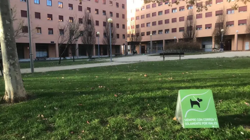 El Ayuntamiento de Huesca ha colocado señales en el césped para evitar que los perros tengan contacto con la hierba.