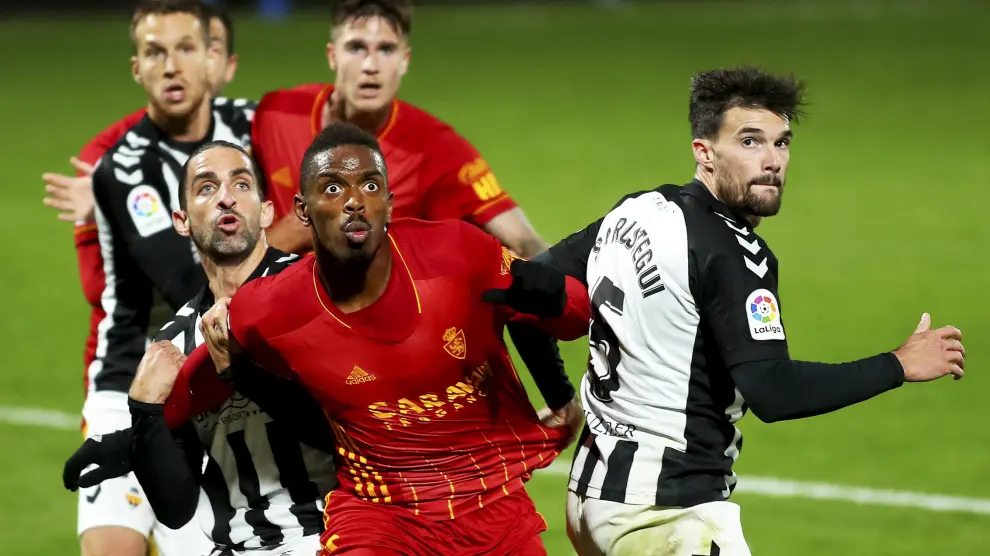 Jair y Vigaray pugnan por la posición con Mateu y Satrústegui, ayer, en la visita del Real Zaragoza al Castellón.