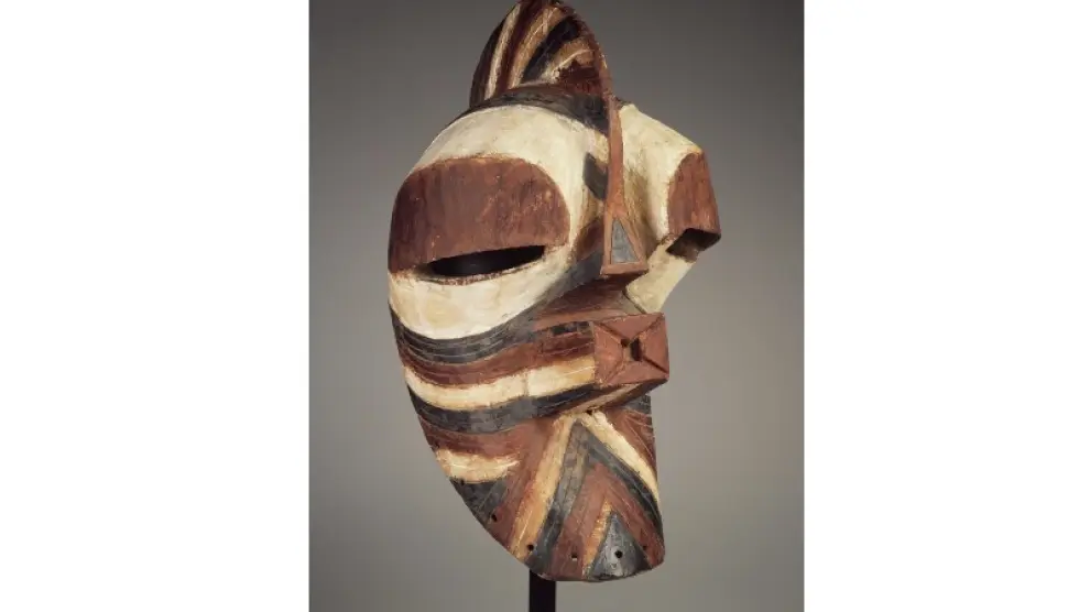 Máscara kifwefe de la etnia songye (R.D. Congo).