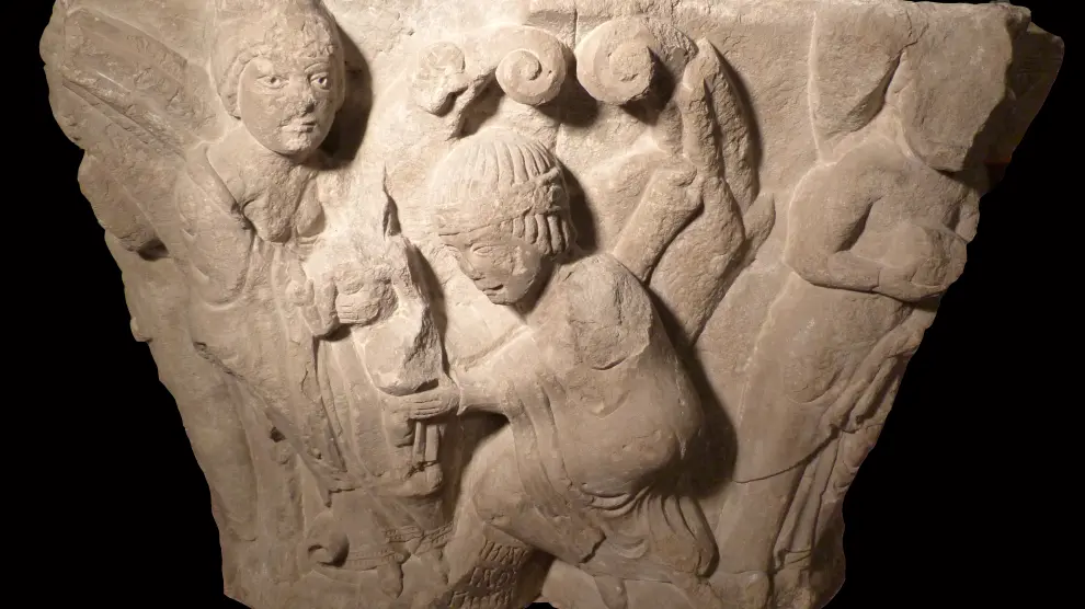 La escena principal representada en el capitel es una Adoración de los Reyes Magos