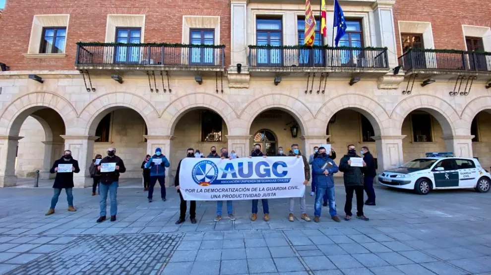 Los miembros de la AUGC se han concentrado delante de la Subdelegación del Gobierno de Teruel guardando las distancias y el resto de medidas establecidas para la prevención del contagio por la covid-19.