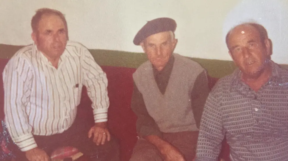 Eduardo Yagües, a la izquierda, durante su único regreso a Jabaloyas, en 1964, con un vecino y su hermano Domingo Yagües.