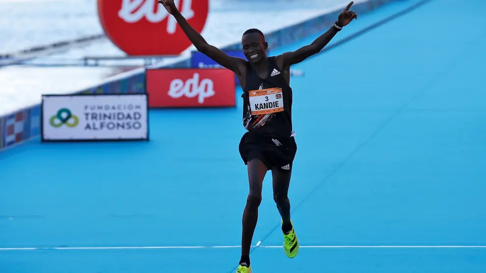 El keniano Kibiwott Kandie a su llegada en el medio maratón de Valencia.