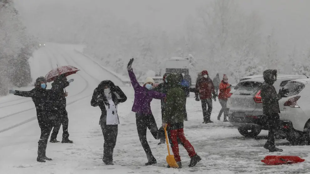 Varios turistas disfrutan de la nieve, ayer en el entorno de Biescas