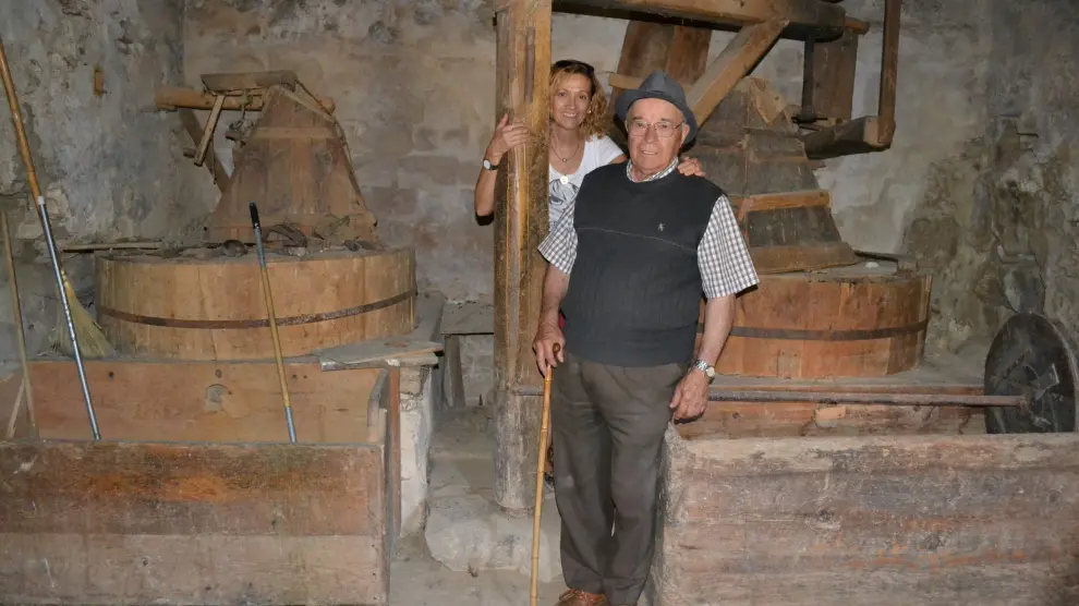 Vicente y Amparo Altabás, en su molino de harina de Cantavieja.
