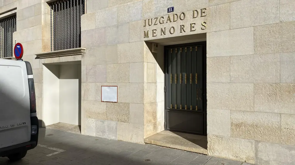 Puerta del juzgado de menores de Teruel. Foto Antonio Garcia/Bykofoto. 03/12/20[[[FOTOGRAFOS]]][[[HA ARCHIVO]]]