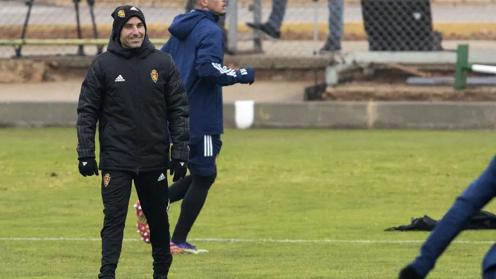 Iván Martínez, sonriente, en el entrenamiento del Real Zaragoza este martes, antes de viajar a Almería. Detrás, Carbonell.