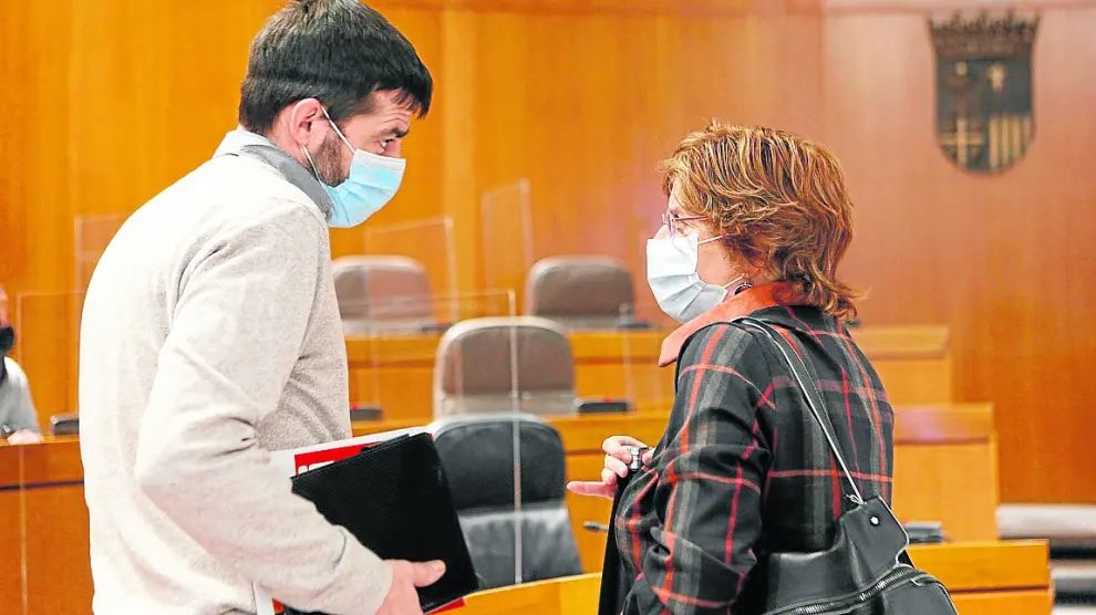 Mª Victoria Broto (PSOE), este miércoles en las Cortes, conversa con el diputado Álvaro Sanz (IU).