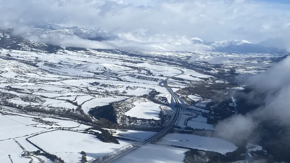 Vistas del Pirineo oscense nevado a bordo del planeador de Fly-Pyr