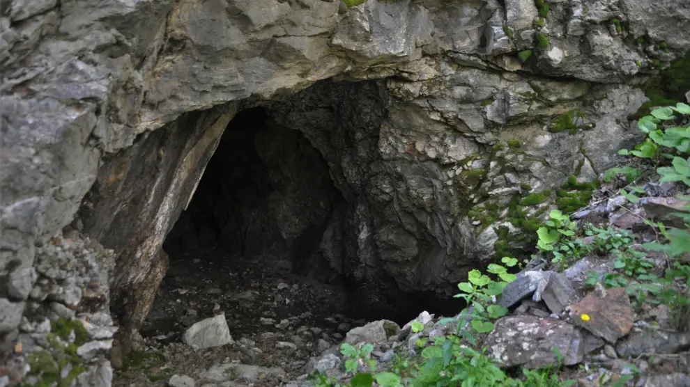Bocamina, entrada de la antigua mina de colbalto de San Juan de Plan (Huesca), en los dominios del Parque Natural Posets-Maladeta.