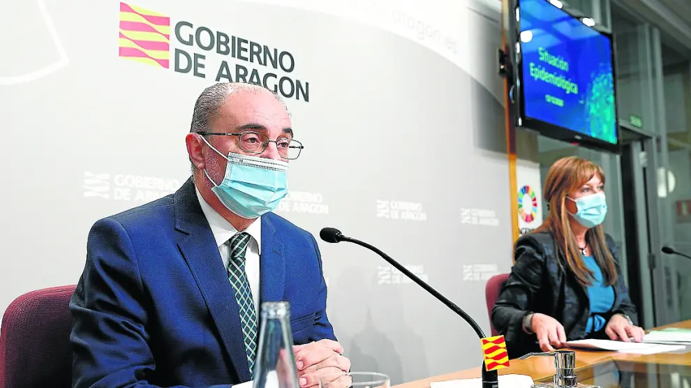 El presidente de Aragón y la consejera de Sanidad, este sábado, durante la comparecencia
