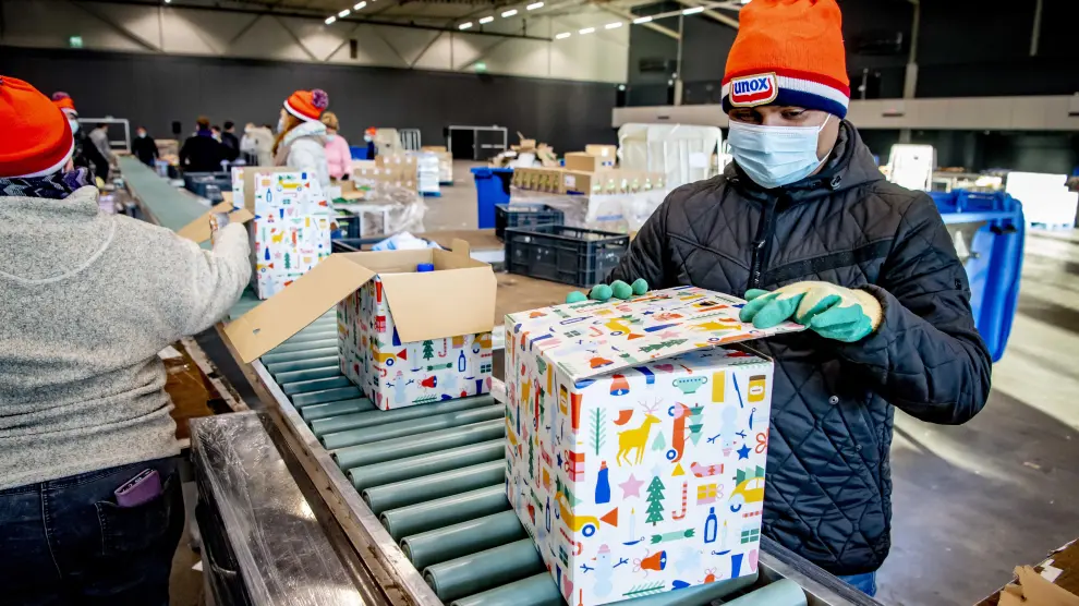 Empleados de la compañía Unilever empaquetan comida para el Banco de Alimentos, en Rotterdam.
