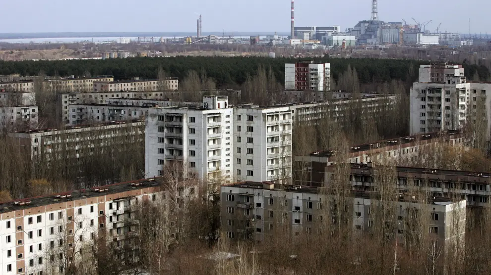 Imagen de la ciudad abandonada de Pripiat, con la central nuclear al fondo.
