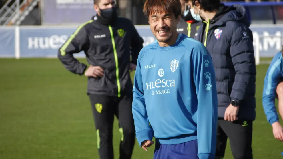 Okazaki luce sonrisa durante el entrenamiento de este domingo en el Pirámide.