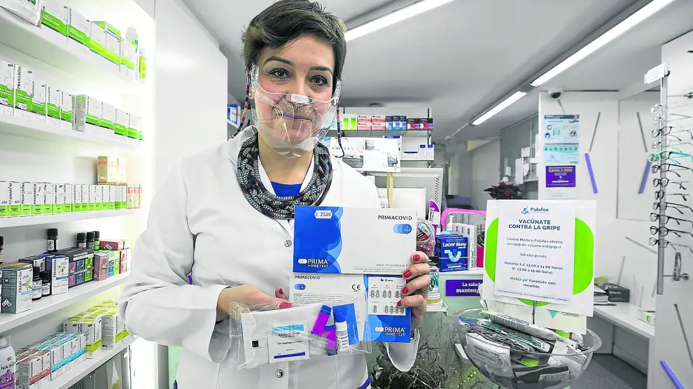Rosario Molina Gaudó, en la Farmacia Gaudó, de Zaragoza, muestra algunos de los primeros autotest que han recibido.